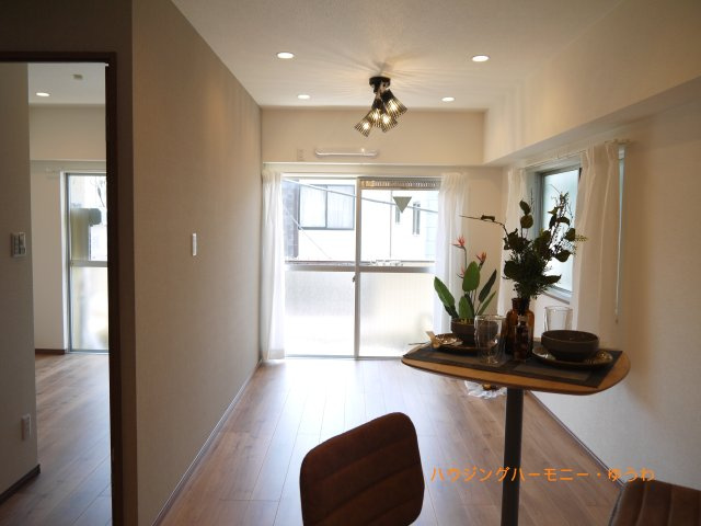 【居間・リビング】 | リーフハイツ徳栄 | 明るく開放的な空間が広がるLDK。室内には豊かな陽光が注ぎ込み、爽やかな住空間を演出。