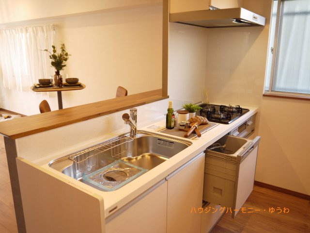 【キッチン】 | リーフハイツ徳栄 | 家族の顔も見れて安心、対面式・浄水器付き３口コンロのシステムキッチンを採用！