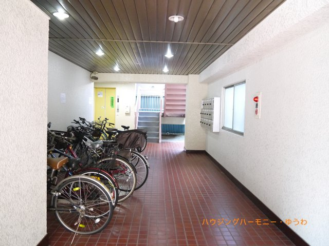 【駐輪場】 | リーフハイツ徳栄 | 屋根付きの駐輪場となっていますので、雨の日でも大切な自転車が濡れずに済みます。