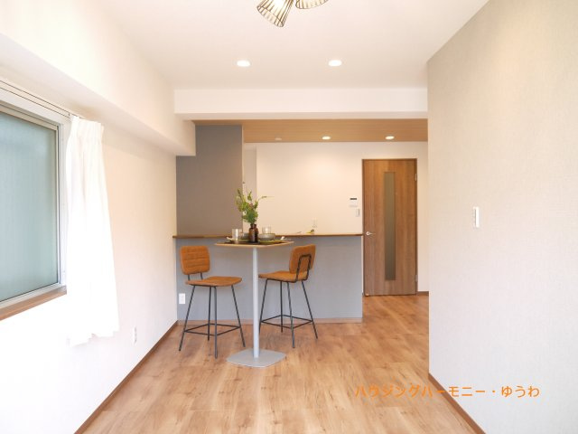 【居間・リビング】 | リーフハイツ徳栄 | 居心地のいい暮らしには欠かせない眩い採光。ゆったりとした幅の窓からこの空間に降り注ぐ採光が絶えません。