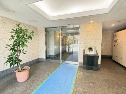 稲城ガーデニア弐番館のエントランス