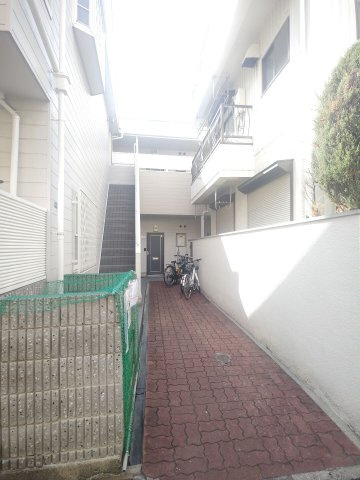 レオパレスさんわ大和田第4のエントランス|建物の内部です