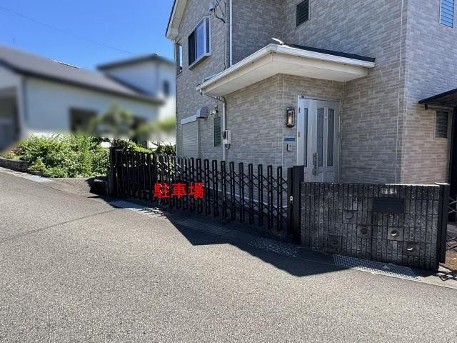 高知市瀬戸南町1丁目　中古戸建ての前面道路含む現地写真