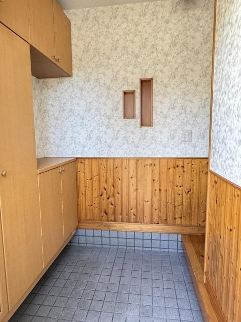 高知市瀬戸南町1丁目　中古戸建ての前面道路含む現地写真