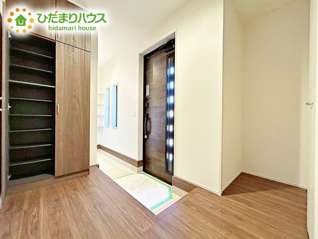 【玄関】 | 水戸見川12期　新築戸建　1号棟 | 玄関がひろいので親子で並んで仲良く靴が履けますね(^^)/