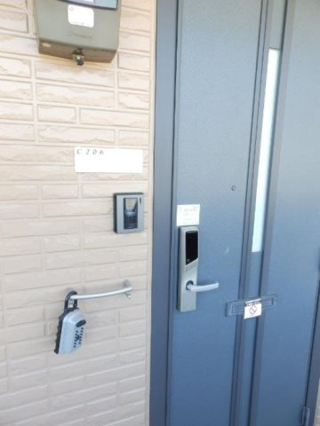 ビレッジ北久保 C棟の玄関|ICカードキー＆TVインターホン