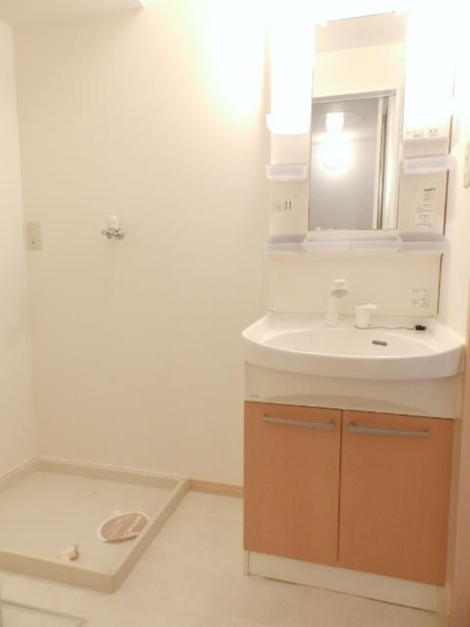 ビレッジ北久保 C棟の独立洗面台|洗面室