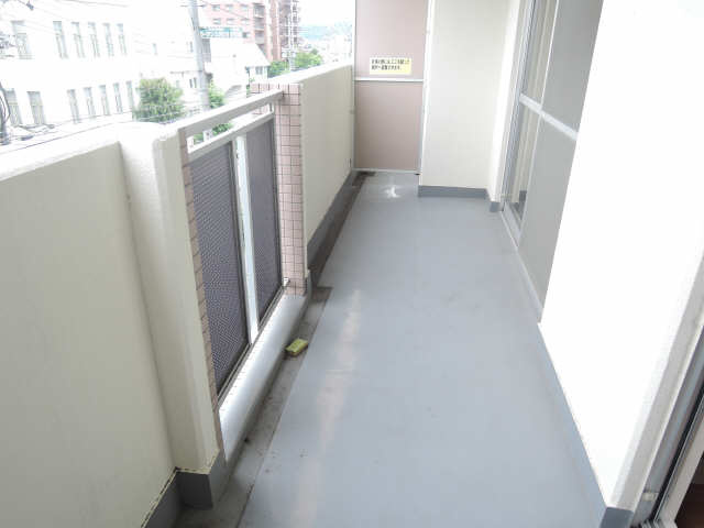 鴻の巣ヒルズビルのバルコニー