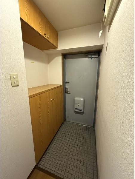 鴻の巣ヒルズビルの玄関