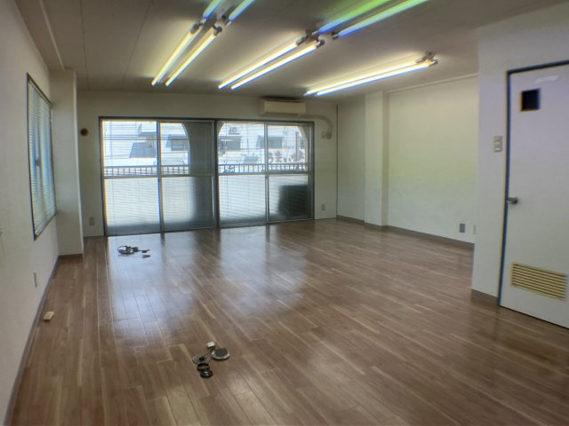 南加木屋駅前ビルの洋室