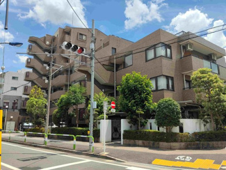 【外観】 | モダンでスタイリッシュな印象を与えるライトブラウンを基調とした外観。