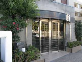 【エントランス】 | 清潔感と歓迎感があるエントランスホールとなります。