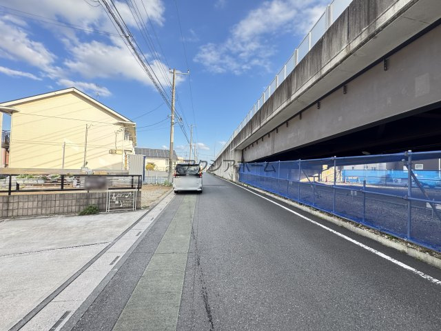 飯能市中居・全1棟　新築一戸建　～両面道路・全居室6帖以上～の前面道路含む現地写真|2025年11月14日撮影