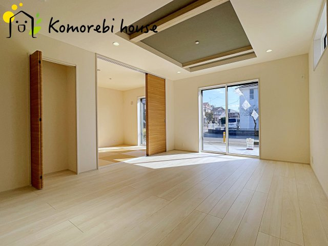 上尾市井戸木1丁目　2期　新築一戸建て　ブルーミングガーデン　01の居間・リビング|清潔感あふれるホワイトフローリングのリビング。明るく爽やかな空間で、家族の毎日を彩ります。															