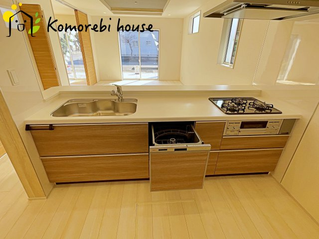 上尾市井戸木1丁目　2期　新築一戸建て　ブルーミングガーデン　01のキッチン|食洗機や浄水器を備えた多機能キッチン。広がりある空間で、家族と会話を楽しみながら料理ができるカウンターキッチンです															