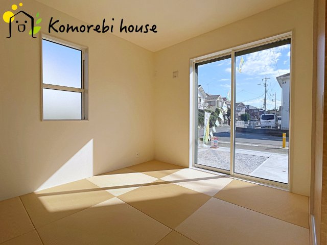 上尾市井戸木1丁目　2期　新築一戸建て　ブルーミングガーデン　01の和室|琉球畳の落ち着いた風合いが心を整える和室。洗濯物を畳んだり、昼寝したり、日常の“ほっと一息”を支えてくれる空間です。															