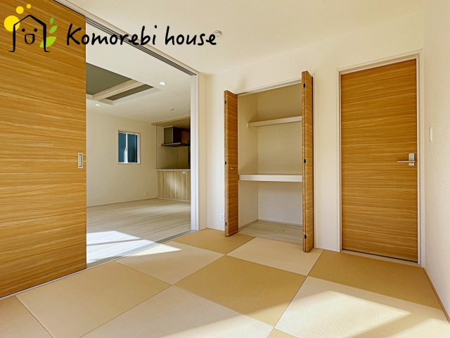 上尾市井戸木1丁目　2期　新築一戸建て　ブルーミングガーデン　01の和室|畳のやわらかな感触が心地よい和室は、客間や家族のくつろぎスペースとして活躍。お昼寝や来客対応など使い道が幅広く、落ち着いた時間を過ごせる癒しの一室です。											
