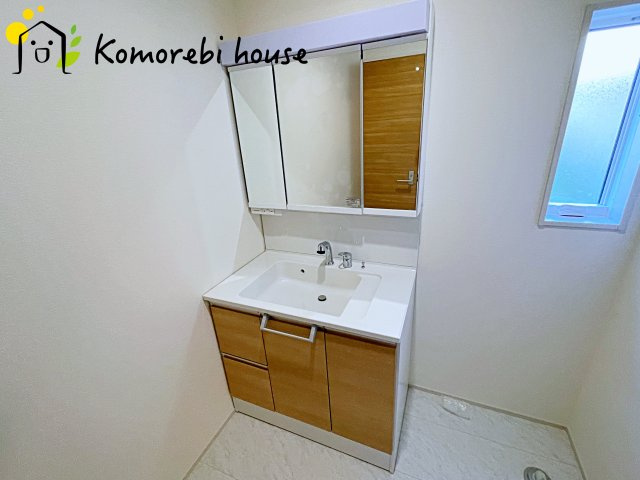 上尾市井戸木1丁目　2期　新築一戸建て　ブルーミングガーデン　01の独立洗面台|三面鏡の裏にたっぷりと収納スペースを確保した機能的な洗面台。身支度のしやすさと実用性を兼ね備え、朝の忙しい時間をさりげなくサポートします。															