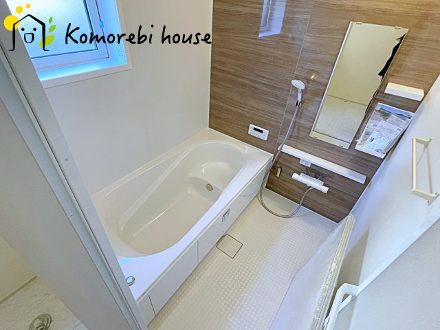 上尾市井戸木1丁目　2期　新築一戸建て　ブルーミングガーデン　01の浴室|毎日使う場所だからこそ、いつも清潔に。カビが発生しにくい壁材や水はけの良い床、浴室乾燥機など、新築ならではの“掃除のしやすさ”にこだわった設計。家事時間をぐっと減らし、快適さが長く続きます。