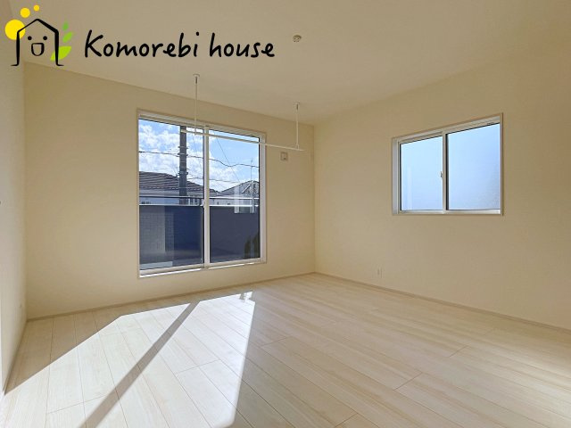 上尾市井戸木1丁目　2期　新築一戸建て　ブルーミングガーデン　01の寝室|"寝室にはゆとりのある広さがあり、大きめのベッドも余裕をもって配置できます。実際に内覧いただければ、サイズ感もよりイメージしやすいと思います。採寸もその場でご協力いたしますので、ぜひお確かめください。