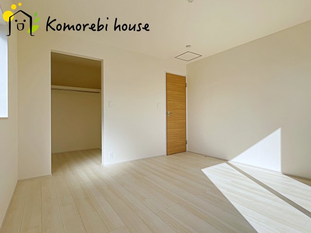 上尾市井戸木1丁目　2期　新築一戸建て　ブルーミングガーデン　01の寝室|一日の疲れをゆっくり癒せる主寝室は、ベッドを置いてもゆとりある広さが魅力。収納完備で衣類もスッキリ収まり、静かで落ち着いた空間が快適な眠りをサポートします。		