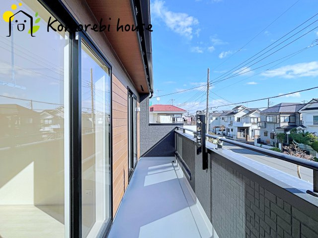上尾市井戸木1丁目　2期　新築一戸建て　ブルーミングガーデン　01のバルコニー|周囲に高い建物がなく、バルコニーからの眺望が心地よい一邸。開放感があり、ちょっとした気分転換にもなる魅力的な空間です。															