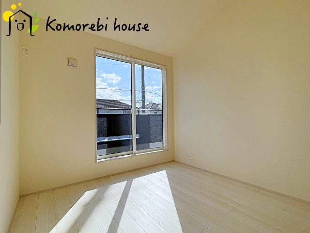 上尾市井戸木1丁目　2期　新築一戸建て　ブルーミングガーデン　01の洋室|明るい光が差し込む洋室は、寝室・子ども部屋・ワークスペースなど多用途に使える自由度の高い空間。家具の配置もしやすく、暮らしに合わせて柔軟に活用できます。															