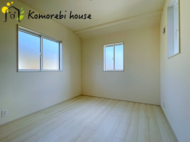 上尾市井戸木1丁目　2期　新築一戸建て　ブルーミングガーデン　01の子供部屋|寝室としても、子ども部屋としても使えるゆとりの空間。朝は窓から差し込む光で目覚め、夕方は宿題や遊びに集中できる、自分だけの居場所に。