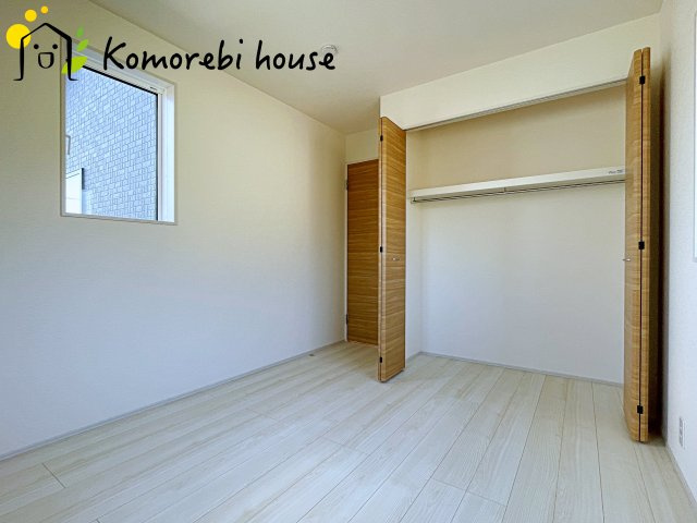 上尾市井戸木1丁目　2期　新築一戸建て　ブルーミングガーデン　01の子供部屋|収納力あるクローゼット付きで、洋服や小物を一箇所に集約。暮らしの動線が整い、片付けがラクになります。															