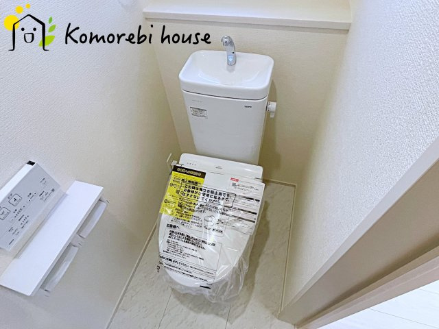上尾市井戸木1丁目　2期　新築一戸建て　ブルーミングガーデン　01のトイレ|2階にもトイレがあることで、朝の混雑が解消し生活動線がスムーズに。新築ならではの間取り設計で、毎日の“プチストレス”が驚くほど減ります。															