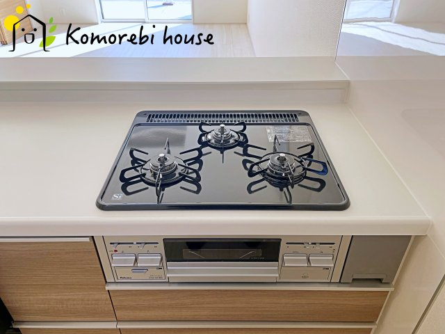 上尾市井戸木1丁目　2期　新築一戸建て　ブルーミングガーデン　01のキッチン|同時調理が叶う3口コンロと便利なグリル付き。忙しい朝のお弁当作りも、夕食の複数メニューもスムーズにこなせる頼れる設備です。															