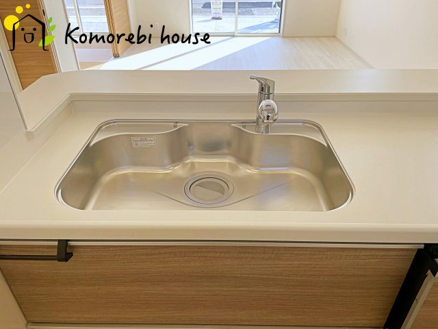 上尾市井戸木1丁目　2期　新築一戸建て　ブルーミングガーデン　01のキッチン|浄水器一体型で、いつでも美味しいお水がそのまま使えるキッチンシンク。料理やコーヒーづくり、炊飯にも安心して利用でき、毎日の食卓が少し豊かに。															