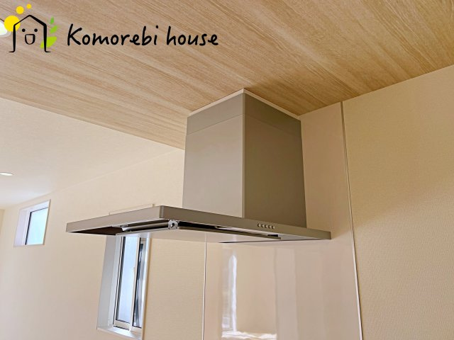 上尾市井戸木1丁目　2期　新築一戸建て　ブルーミングガーデン　01のキッチン|吸引力の高いレンジフードが煙や匂いを素早く排出。揚げ物や炒め物も気兼ねなくでき、リビングに匂いを残しません。															