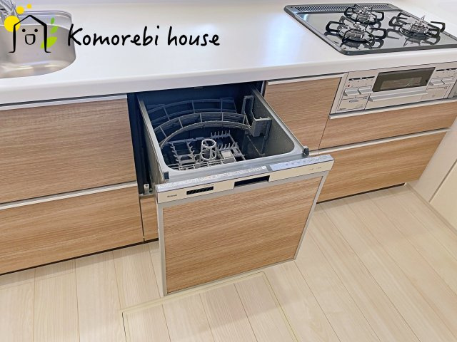 上尾市井戸木1丁目　2期　新築一戸建て　ブルーミングガーデン　01のキッチン|忙しい毎日の食後も、食器洗いは食洗器におまかせ。家族が食事を楽しんでいる間に、洗浄・乾燥まで完了するから、片付けのストレスを減らしてリビングでの団らん時間をゆったり過ごせます。											