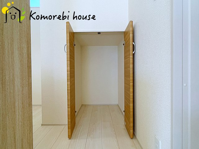 上尾市井戸木1丁目　2期　新築一戸建て　ブルーミングガーデン　01の収納|階段下収納にはお掃除用具や日用品のストックなどが収納でき、快適空間を作れます。