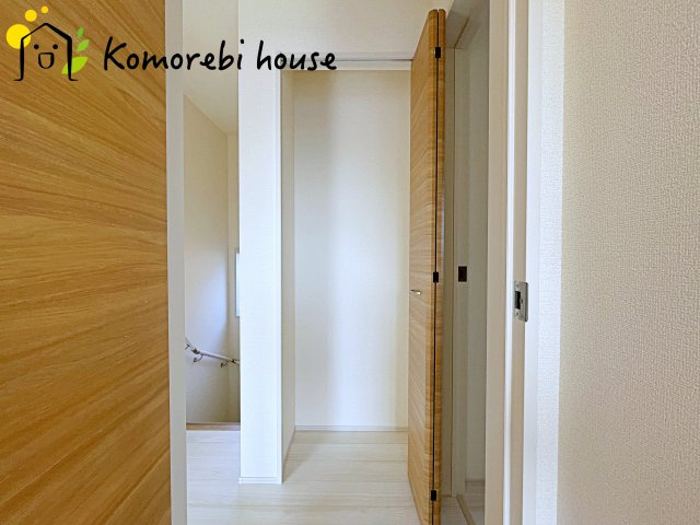 上尾市井戸木1丁目　2期　新築一戸建て　ブルーミングガーデン　01の収納|ハンガーポールを設置すればコートやシャツもシワなく掛けられて毎日の身支度がスムーズ。見せたくないものは隠しつつ、使いやすさと整理整頓の両方を叶えます。