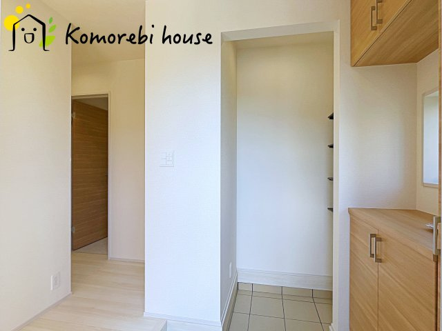 上尾市井戸木1丁目　2期　新築一戸建て　ブルーミングガーデン　01の玄関|土間収納で靴やアウトドア用品をすっきり整理。玄関周りが片付き、家族の出入りも快適です。															