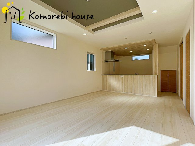 上尾市井戸木1丁目　2期　新築一戸建て　ブルーミングガーデン　01の居間・リビング|縦に広がるLDKは、空間を効率的に使える設計。キッチンからリビング、ダイニングまで家族の気配を感じられます。															