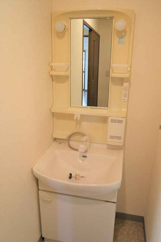 岸和田市土生町２丁目の賃貸マンションの居間・リビング|脱衣スペースもあります