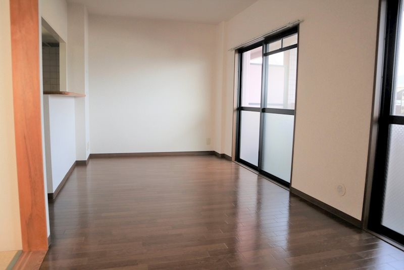 岸和田市土生町２丁目の賃貸マンションの居間・リビング|こちらのリビングで趣味の時間をお楽しみください