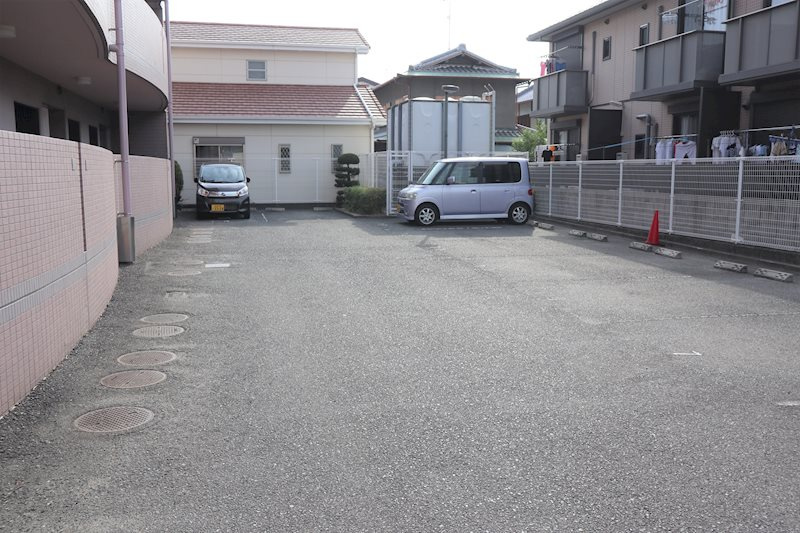 岸和田市土生町２丁目の賃貸マンションの駐車場|カースペースがあります