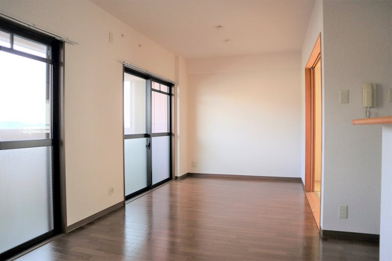 岸和田市土生町２丁目の賃貸マンションの居間・リビング|こちらの居間で趣味の時間をお楽しみください