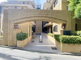 【エントランス】 | お客様を、そして住人を出迎えてくれるマンションのエントランス。ゴミが落ちていないことからも、管理状態の良さや住民の節度の高さが見て取れます。～即日のご見学可能～　お問合せはお気軽にどうぞ。