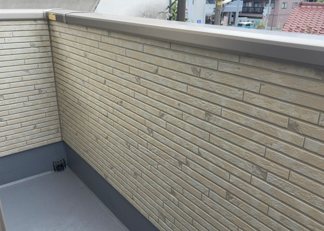 【バルコニー】 | バルコニーは、室外の専用スペースのうち、「屋根がなく開放された空間」であるものを指します。ベランダより広いタイプのものが多く、日当たりもよいため家庭菜園などを楽しみたい人にとって適した環境となります。