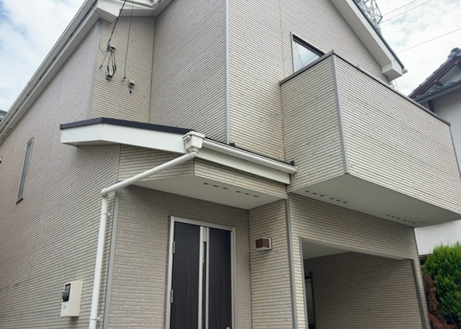 【外観】 | 現地に行くなら、物件の周囲の地形がどうなっているかを見ることも大切です。周辺より低くなっている土地では、大雨などで水が集まりやすいため、地盤が弱くなっているということも考えられるため、注意が必要です。