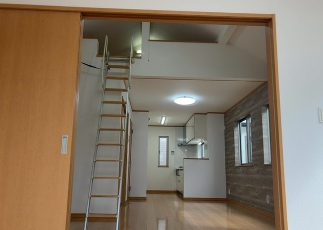 【居間・リビング】 | L型アイランドタイプは、キッチンからダイニングにもリビングにも目が行き届くので、とても使いやすい配置です。L字型独立タイプは、キッチンを独立させてるためLDKというよりもLDといった様なイメージです。