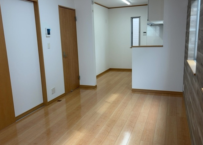 【ダイニング】 | ダイニングは、食事や家族の団らんスペースとしてだけではなく、ほかの用途としても使用することができます。ダイニングテーブルを置き、食事のためのスペースを作ることでリビングとの差別化を図ることができます。