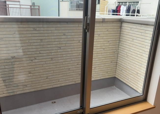 【内装】 | サッシは、ガラス窓に使用される金属製の窓枠です。一般的に住宅建築では、金属製建具工事の段階でガラス類・玄関などと同時に設置されます。種類や構造により断熱性能や遮音性能が異なるので現地でご確認ください。