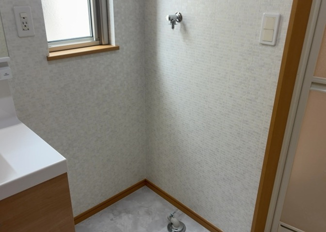 【ランドリースペース】 | ランドリースペースも気になります。洗濯機置場があり「洗う、干す、取り込む、アイロンがけ、たたむ」など、洗濯に関する家事をするための空間です。広さや収納など付帯設備も含めて、詳細は現地でご確認ください。