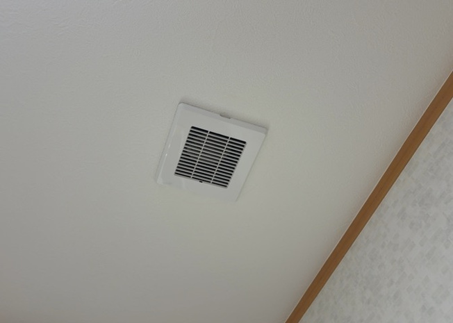 【冷暖房・空調設備】 | ２４時間換気と一般的な換気扇は役割が違います。２４時間換気は室内の空気を循環して、シックハウスや結露を防ぐ役割があるため常に動かす必要があります。一方の換気扇の役割は短期間で空気を入れ替えることです。